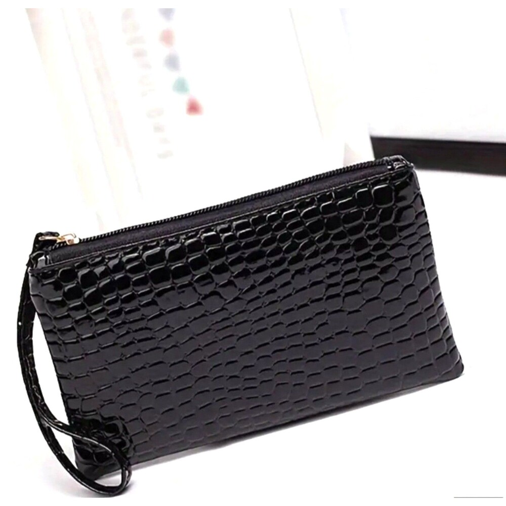 Black‎ faux snakeskin wristlet wallet